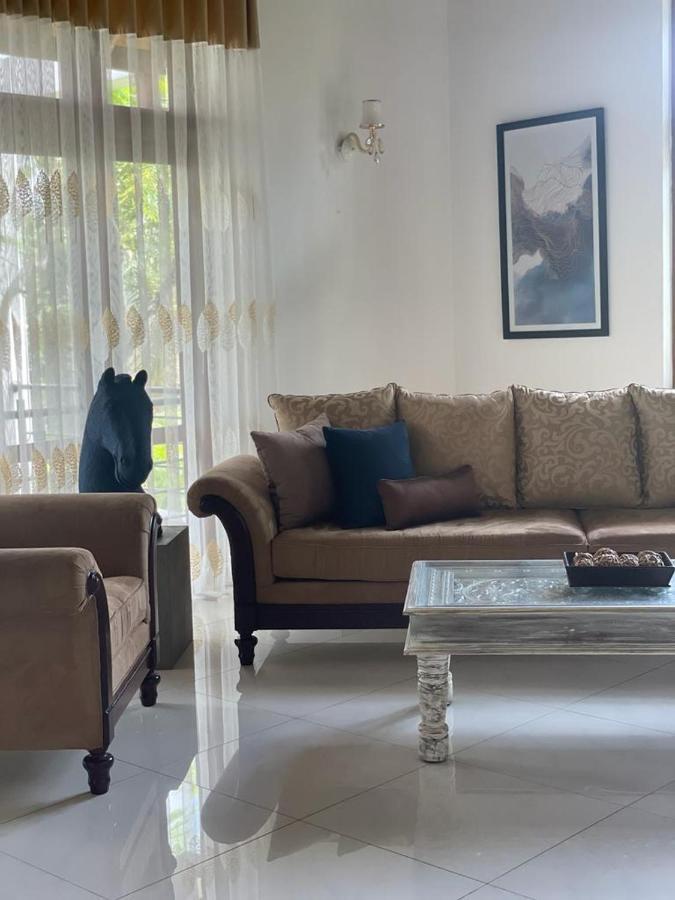 Villa Crystals Malabe Luaran gambar